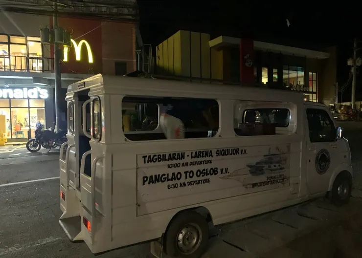 清晨 5:30 的接駁車