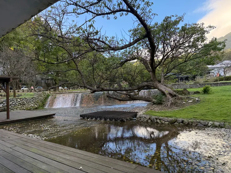 女湯後面，男湯在另一側