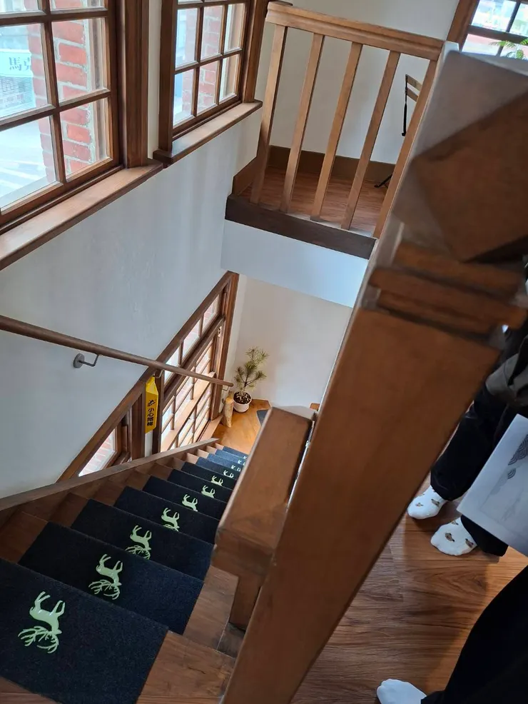 樓梯把手倒是需要上漆,所以不會有檜木的味道(打工換宿時深深體會塗漆的重要性XD)