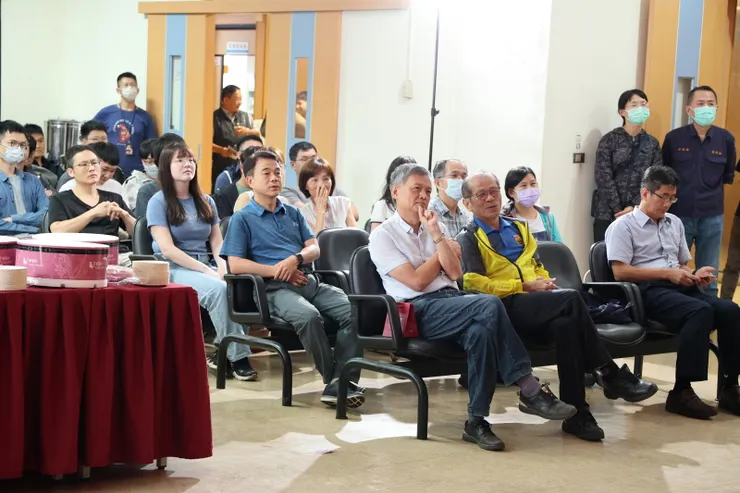 【觀賞單位為退休人員製作的惜別影片】