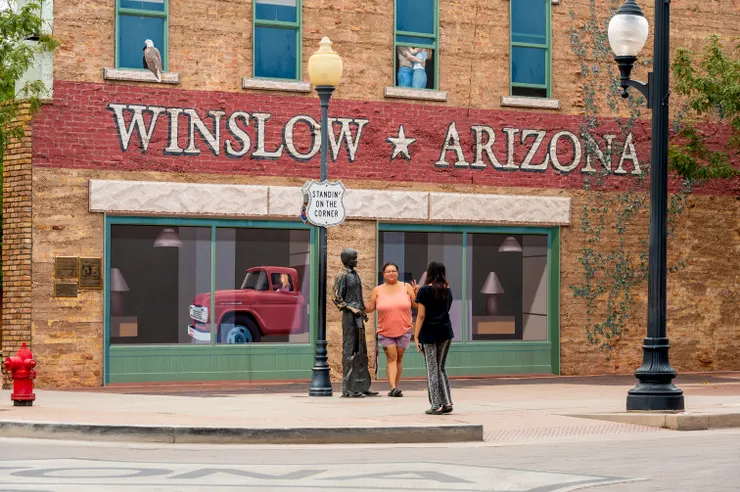 溫斯洛地標展現音樂與公路文化交織小鎮特色_圖片來源 An Pham