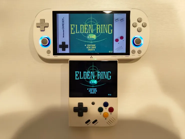 與TRIMUI SMART PRO (上)相比，Miyoo mini Plus (下)的螢幕顯得非常小