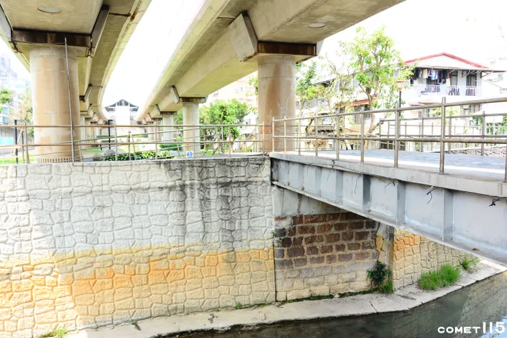 位於今日奇岩站南側的舊橋台是淡水線最古老的遺留物之一