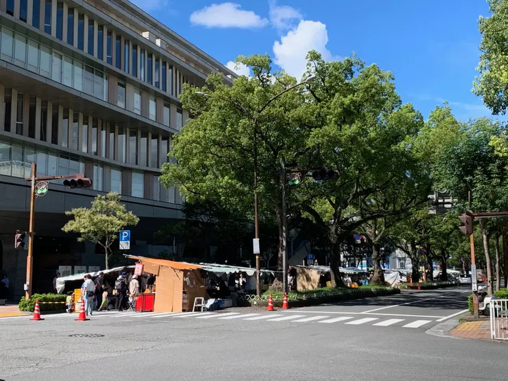 假日市集,就在圖書館前面,尿急還可以到圖書館上個廁所 XD