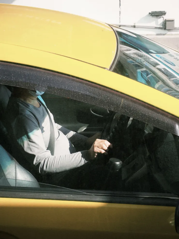 第五張灰色，在黃色車身裡顯得格外和諧