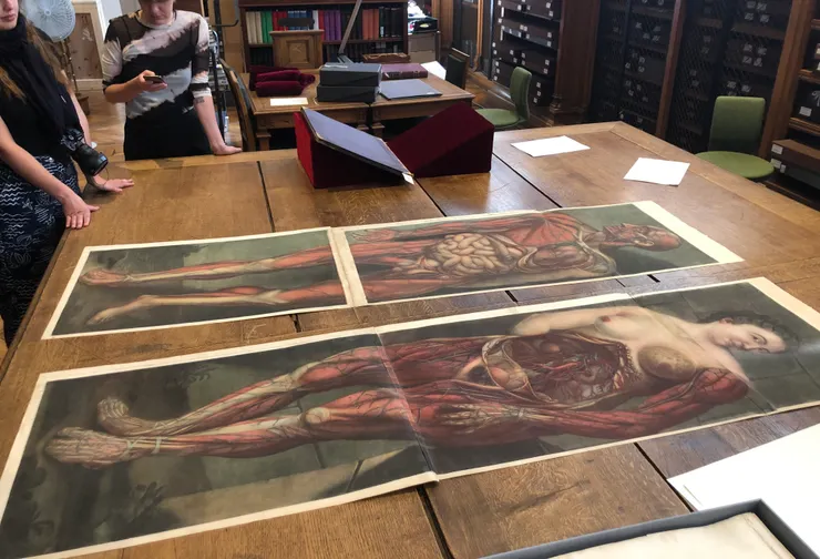 老師帶領我們在學校典藏室調閱歷史悠久的版畫原作，包括北齋的漫畫與國芳的浮世繪