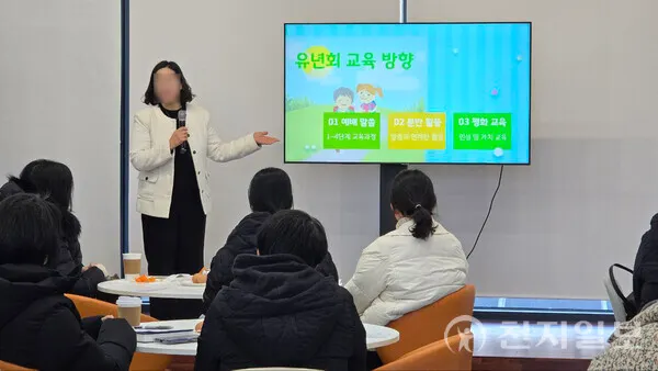 新天地束草教會於1月24日舉行幼年會座談會，幼年會相關人士正在介紹教育運營方向。（照片來源：新天地束草教會）