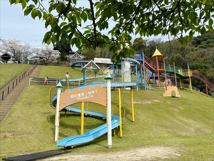 日本遊戲場零障礙的泥土地，需要輪椅的實體祐走過近50個完全無障礙。