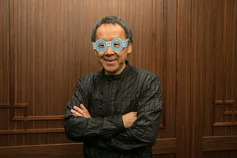 帶著OMO眼鏡的星野佳路/照片來源:網頁資訊