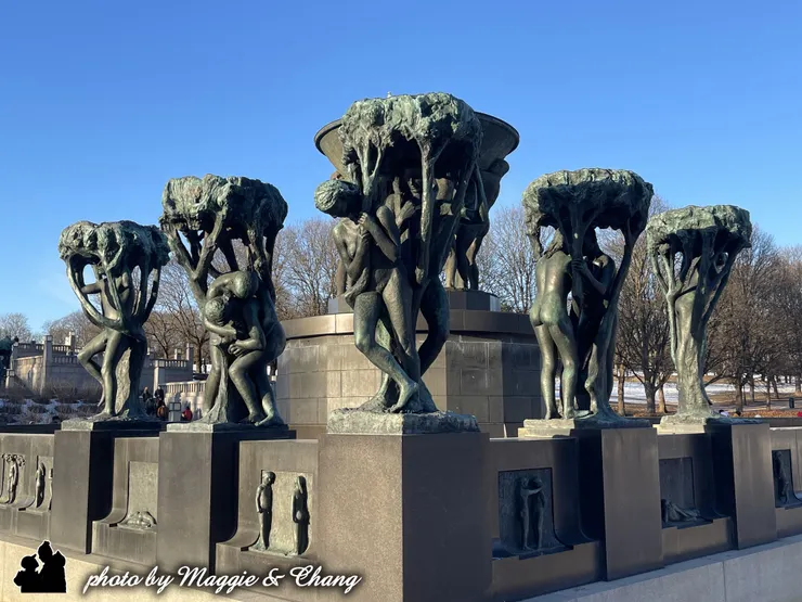 維格蘭雕塑公園・生命之泉 12位男人托起的是生命的重量，也是永恆的循環。