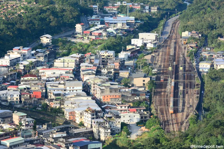 蝙蝠山上俯瞰雙溪車站