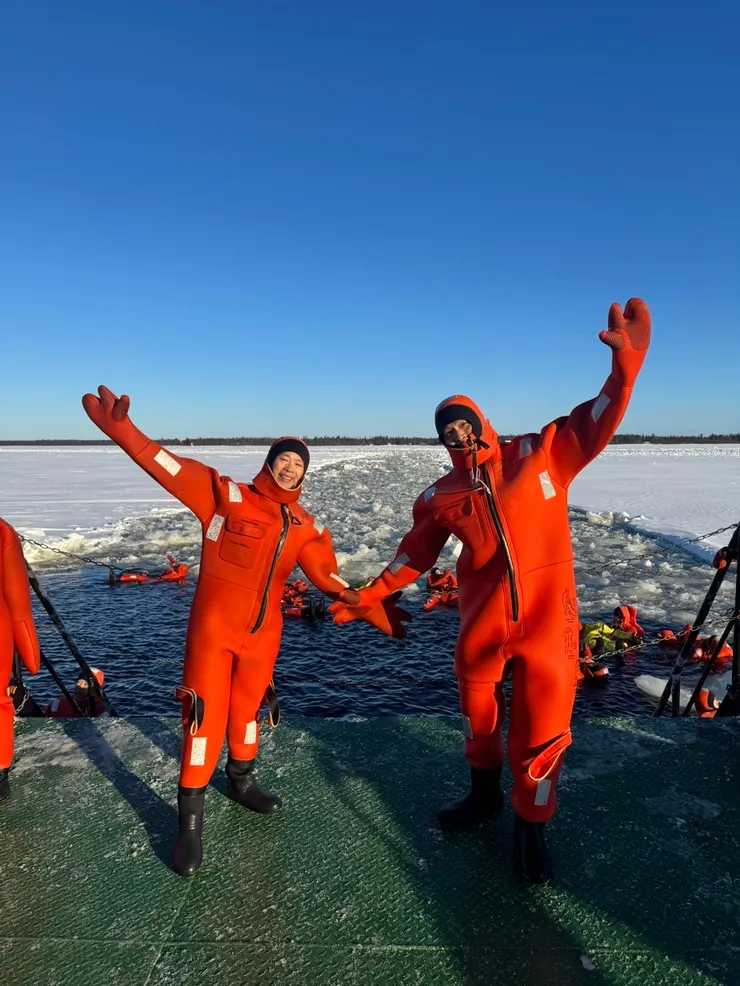 我們換上特殊設計的紅色防寒浮水衣──厚重、全身包覆、外觀活像一隻隻張牙舞爪的大龍蝦。站在甲板上時,大家相視而笑;但當真正跳入冰海的一刻,那冷冽直逼骨髓的寒意,讓人瞬間屏住呼吸。