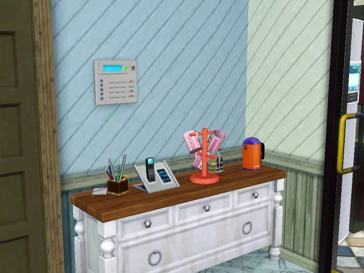 大門另一邊有雜物櫃和警報器。家裏怎麼可以沒有生活的物品？