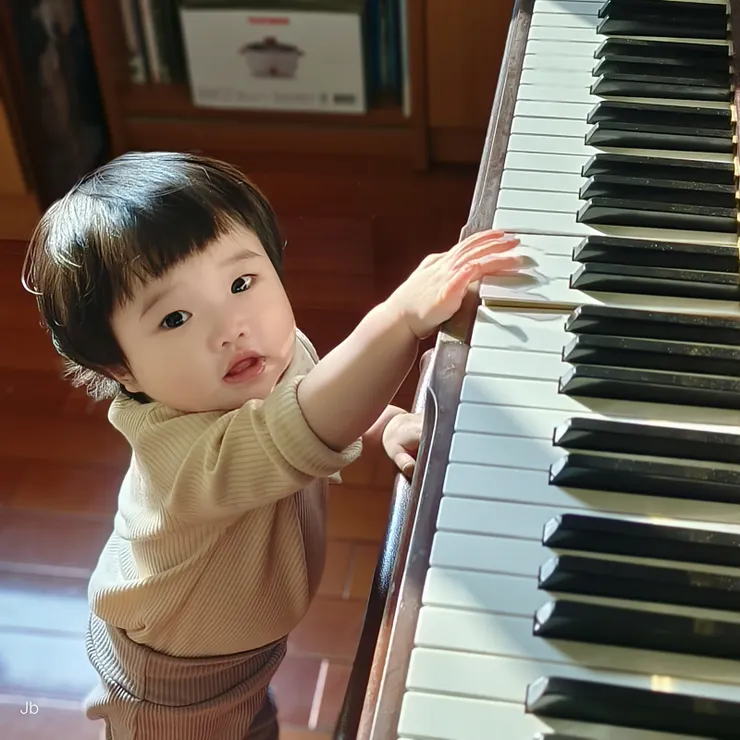 【長長的假期萬萬回來過第二個年 更愛爺爺奶奶爸媽去滑雪才心安！和爺爺在姑姑房間彈鋼琴。】