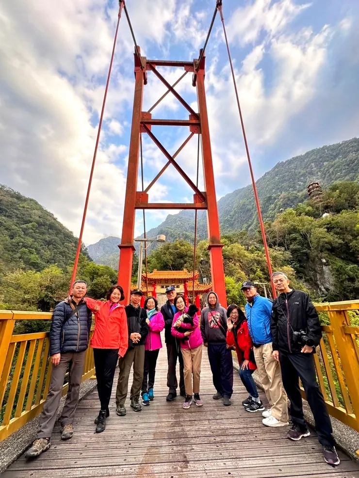 【同學們在普渡橋上合影，背景為祥德寺山門。長腿版，佳源攝。】