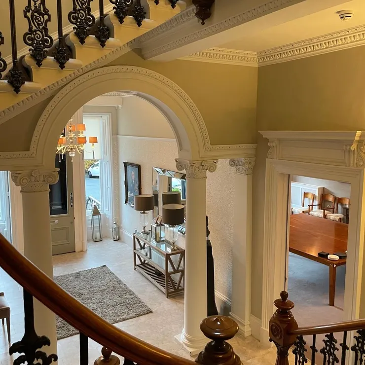 私人會館位於格拉斯哥Westend區域，是個posh區（地價貴）。