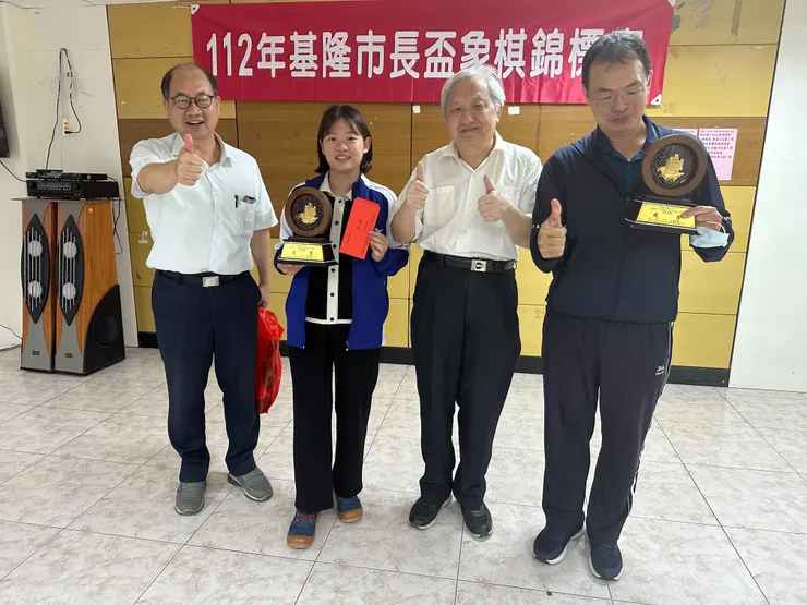 馬仲威老師榮獲高段A組季軍(右二)、林瑞興老師(左一)