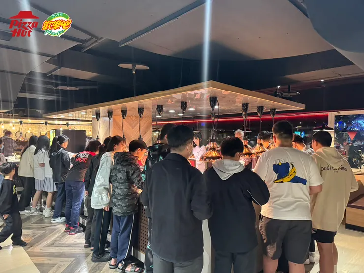 「必勝客歡樂吧」光復餐廳店換新裝！讓饕客在更舒適放鬆的環境中，盡情享用比薩、烤雞等無限供應的自助美食。