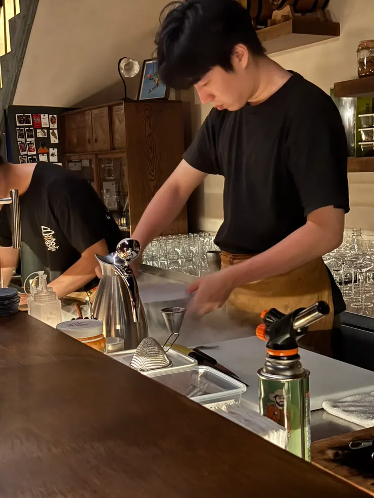 調酒師製作 Take it Sloely 中