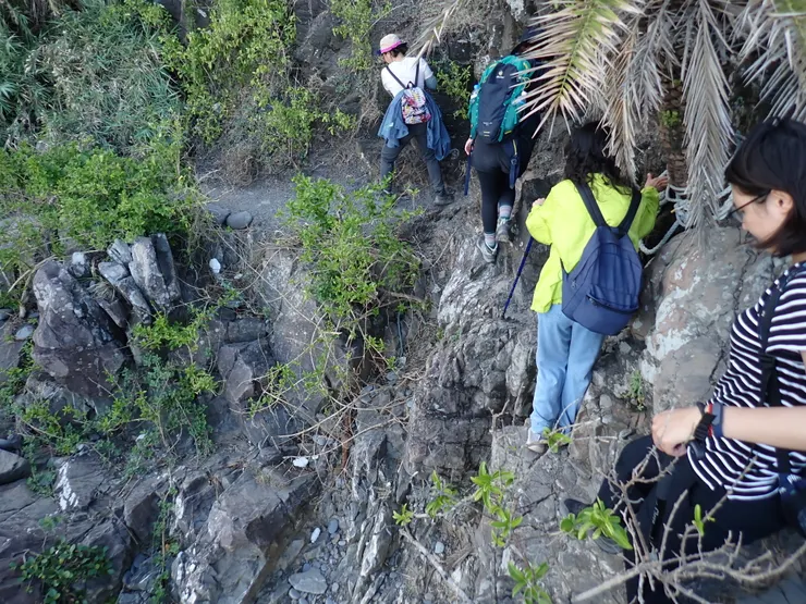 翻越軍艦岩，務必小心