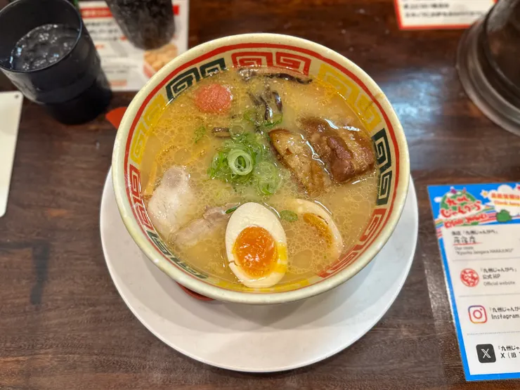 色澤較濃的味噌豚骨湯底拼麵