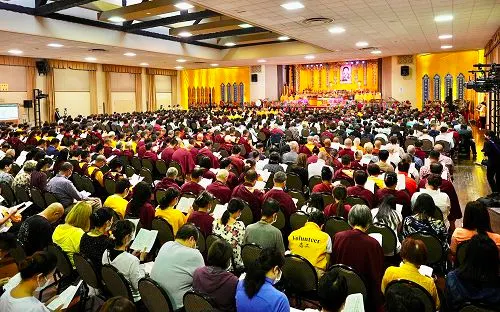 兩天法會有來自世界各地的尊者、法師、仁波切、阿闍黎、聞法上師、居士等，共一千多人參加。