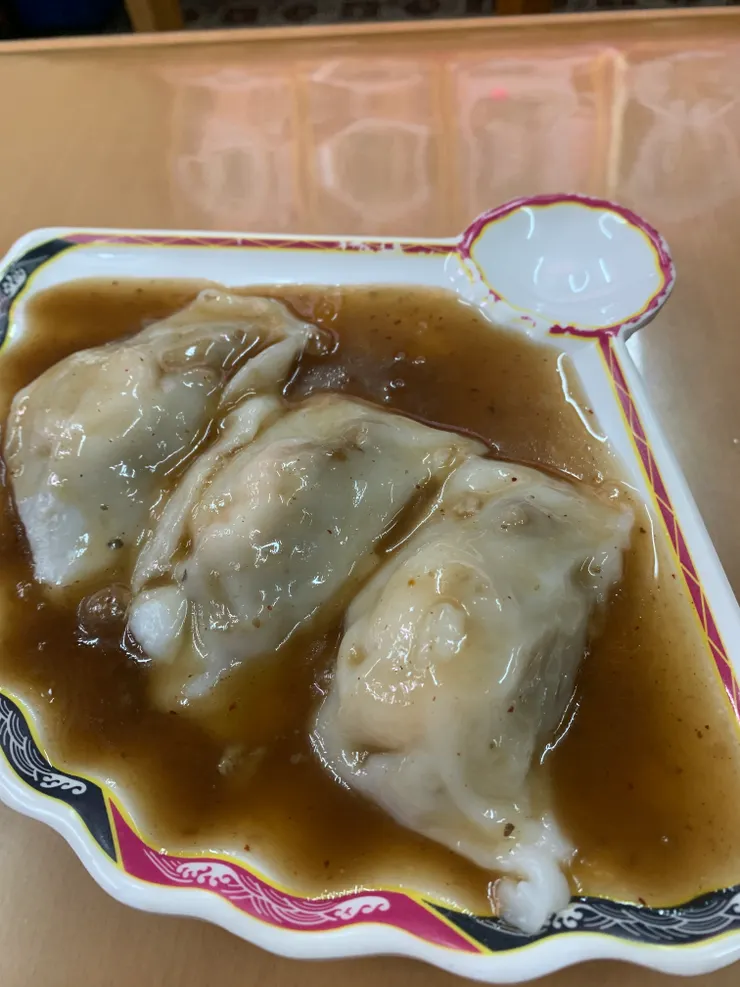 蝦仁肉圓醬汁甜甜的,很台南,食物好吃但沒太多特色