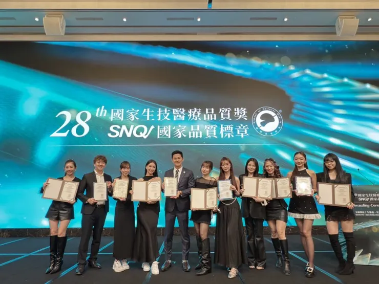 婕樂纖創辦人呂世博(中)與傑出加盟商合影。婕樂纖/提供