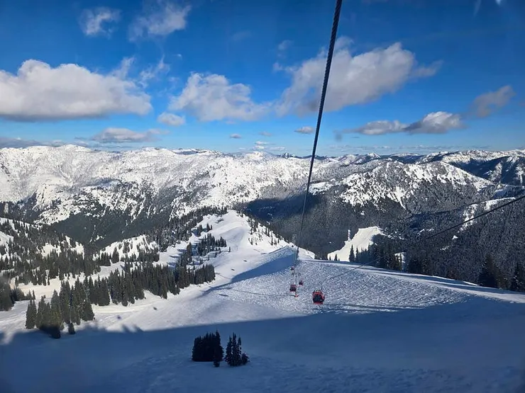 摔歸摔,雪場是真的漂亮,希望有朝一日有辦法從這裡溜下去 (現在也是可以但只能滑一次)