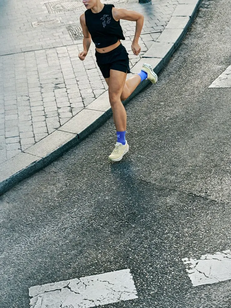 自信前行!瑞士On昂跑Cloudrunner 3重新定義支撐_形象照