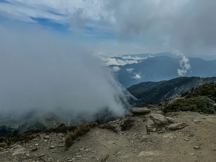 不斷被吹向山顛的山嵐，似乎在警告我們快點下山，否則我要開始變天了哦！！