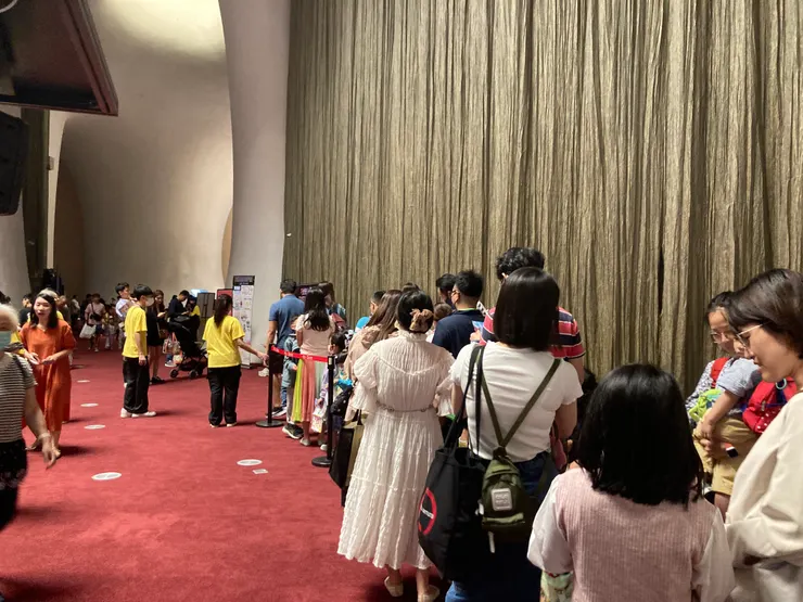現場很多人排隊跟表演看版合照
