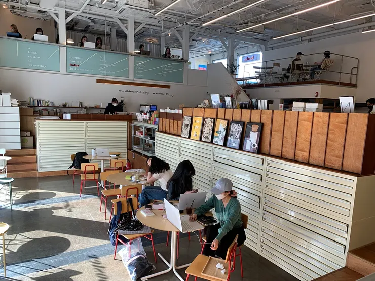 韓國有不少Bookcafe概念的店,但個人經驗上仍以賣咖啡為主,賣書為副,這是Index書店內咖啡廳,跟書區分開,自成一角。