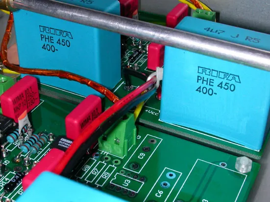 每顆 IC 使用 WIMA 0.1uF/250V MKP 電容作為電源旁路（零件櫃內的庫存貨），在電源入口處則使用 RIFA PHE 450 4.7uF/400V 電容，雖然有點傷荷包，但頗有功效
