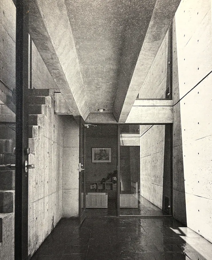 1樓自餐廳透過戶外中庭看向客廳