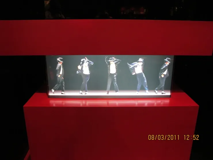 館內有很多MJ這樣的展示品，把他的舞姿定格下來。