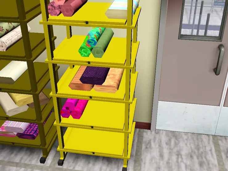 上面放置了各式各樣的布匹(以前我也常見到這個情景)。