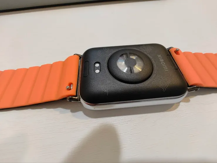 小米手環8Pro的偵測部位偏向類圓錐形的結構，對配戴體驗可能造成影響