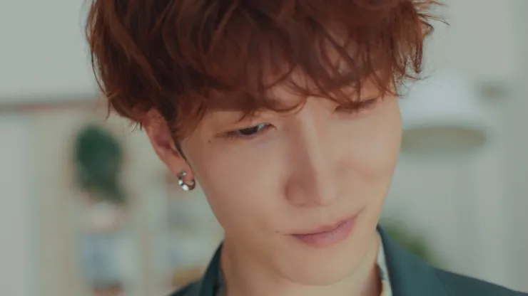 笑容開朗,眼神中卻透著孤獨的進藤