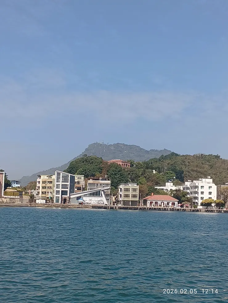 燈塔對岸，高處即舊英國領事館