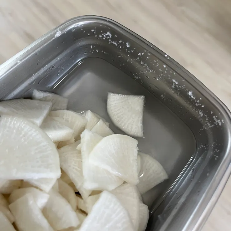 這是另外一次做的整根白蘿蔔的量，這些水全部都是白蘿蔔排出的水。