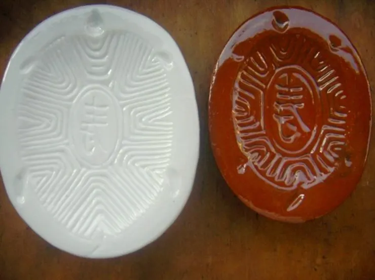 瓷質粿印：紋路最俐落，像把儀式變成光，                                                      一層一層壓進生活的審美裡。