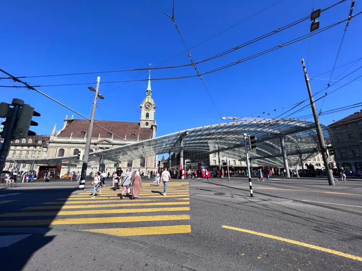 忙碌的電車車站