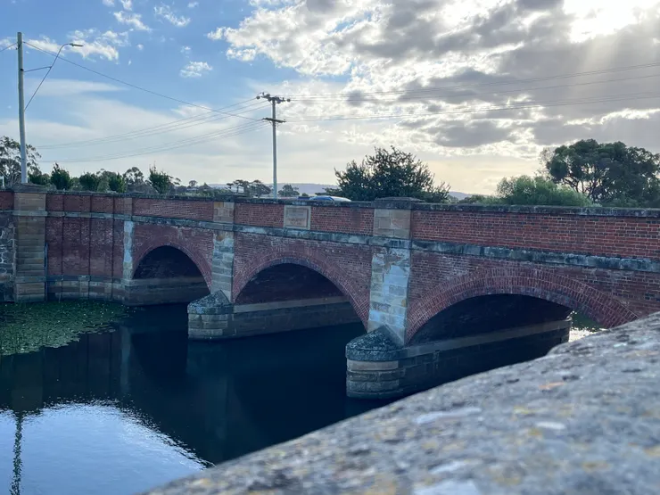 The Red Bridge因歷史和工程意義受到認可,1978年被列入國家遺產名錄。