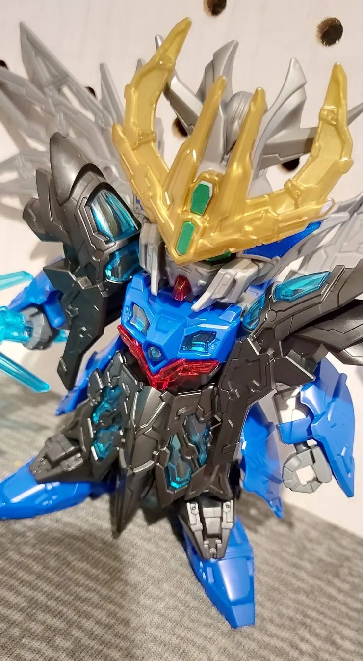 其身體盔甲都有特殊零件點綴，如果上色的話會非常亮麗。