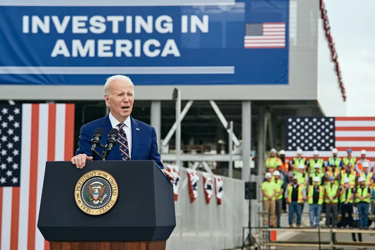 美國總統喬・拜登在北卡羅來納州達勒姆(Durham)的 Wolfspeed 發表演說,作為他「投資美國」(Investing In America)巡迴的首站。