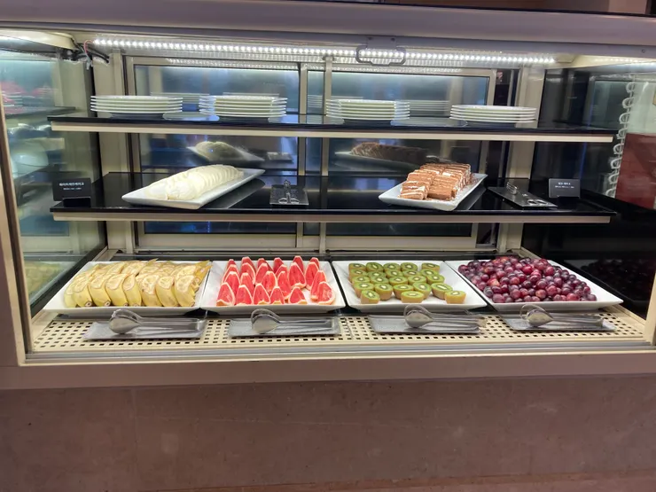 水果蛋糕區，每天都是兩種蛋糕、四種水果，蛋糕會換但水果固定