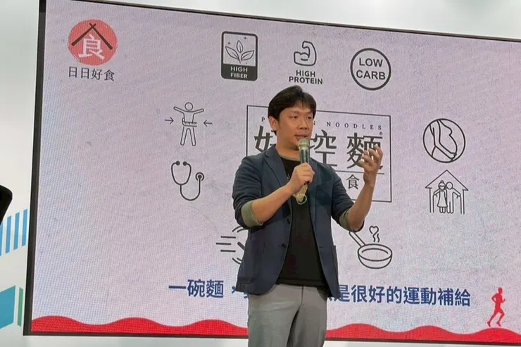 圖說：日日好食創辦人麥育瑋現場分享「控醣麵」如何透過黃金補給比例，協助跑者在賽後關鍵時刻高效修復。（資料來源：日日好食）