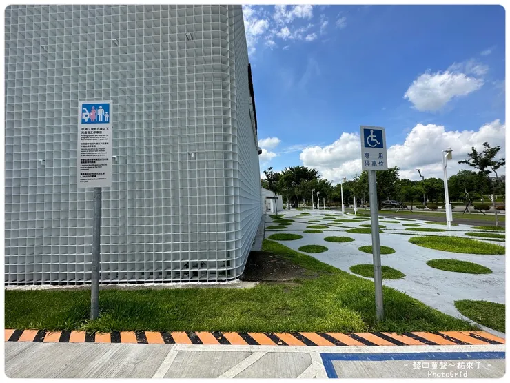無障礙停車位緊鄰遊客中心，不過僅有一個。