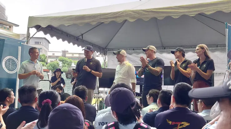 手持麥克風者為經歷大有來頭的Spirit of America國際營運長Alan Reyes